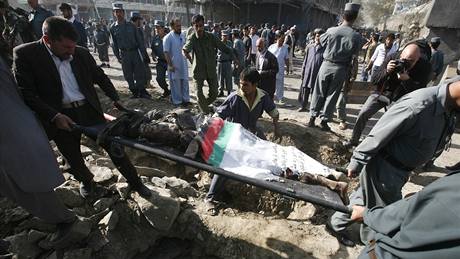 Pi silné detonaci poblí indické ambasády v Kábulu zemelo nejmén sedm lidí (8. 10. 2009)