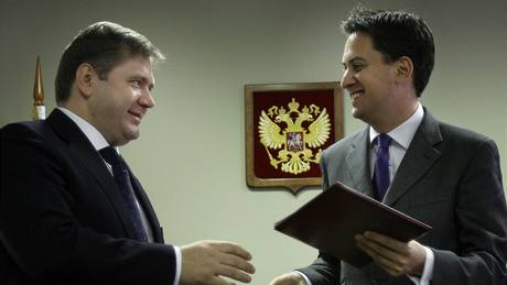 Pi setkání se svým protjkem Sergejem matkem jet britský ministr Edward Miliband (vpravo) netuil, e má v Moskv píbuznou (9.10.2009)