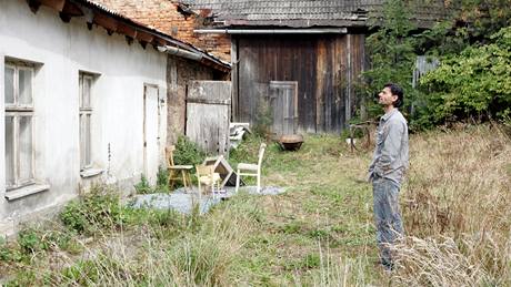 Pavel Kudrik u domu, který si koupila rodina po háském útoku ve Vítkov