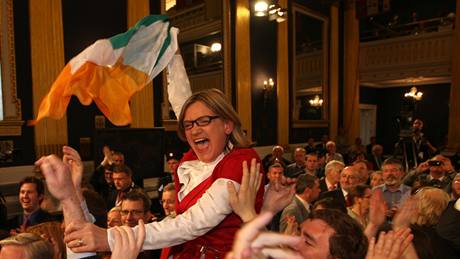 Irtí píznivci Lisabonské smlouvy slaví výsledek druhého referenda. (3. íjna 2009)