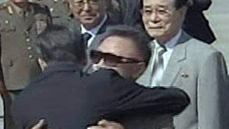Severokorejský vdce Kim ong-il vítá na letiti v Pchjongjangu ínského premiéra Wen ia-paa (4. íjna 2009) 