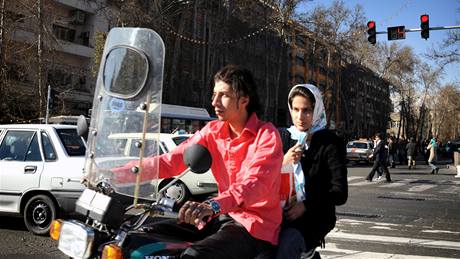 Zákaz vozit eny vzadu na motorce prý pispje k ochran tradiních islámských hodnot (Ilustraní foto)