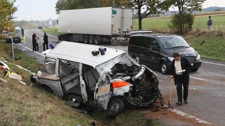 Tragická dopravní nehoda sanitky s nákladním autem na Ostravsku. (8. íjna 2009)