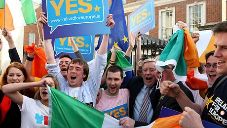 Zastánci Lisabonské smlouvy se radují v Dublinu poté, co dokument v Irsku proel ve druhém referendu (3. íjna 2009)
