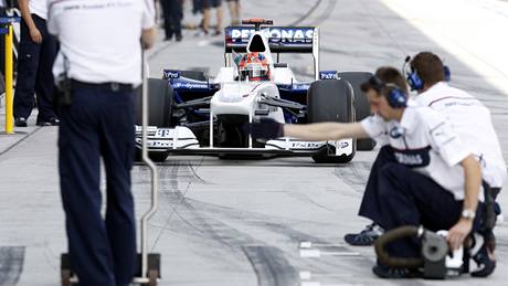 Polák Kubica s vozem BMW-Sauber vjídí v tréninku do box Velké ceny Japonska.