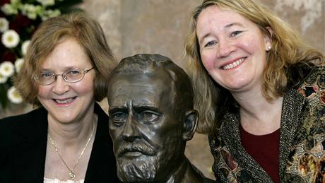 Letoní Nobelovu cenu za lékaství a fyziologii získali amerití biologové Elizabeth Blackburnová, Carol Greiderová a Jack Szostak (na snímku chybí).
