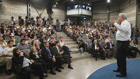 Dominique Strauss-Kahn při přednášce na istanbulské univerzitě (1. října 2009) Dominique Strauss-Kahn při přednášce na istanbulské univerzitě (1. října 2009)