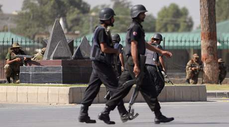 Pákistánská policie hlídá vojenské velitelství ve mst Rávalpindí na severu zem. (10. íjna 2009)