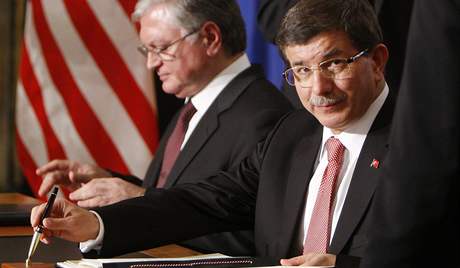 Arménský ministr zahranií Edward Nalbandian (vlevo) se svým tureckým protjkem Ahmetem Davutogluem podepisují historickou dohodu. (10. íjna 2009)