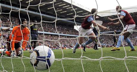 Aston Villa - Chesea: Petr ech (vlevo), Richard Dunne oslavuje gl