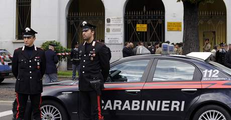 Italská policie steí místo výbuchu ped vojenskými kasárnami v Milán (12. íjna 2009)