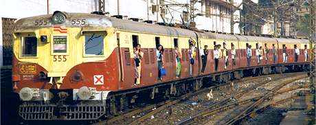 Takto nacpané vlaky nejsou v Indii výjimkou. I proto mají soupravy jen pro eny.
