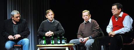 Zleva Jií Kian, Michael antovský, Václav Havel a Alexandr Vondra vystoupili v Divadle Na Zábradlí k 20. výroí politických zmn v eskoslovensku. (15. íjna 2009)