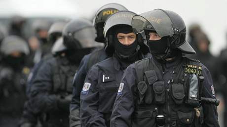 Policist hldajc pjezd polskch fotbalovch fanouk