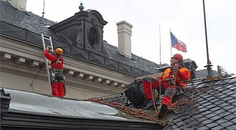 Aktivisté Greenpeace na stee vlády (12. íjna 2009)