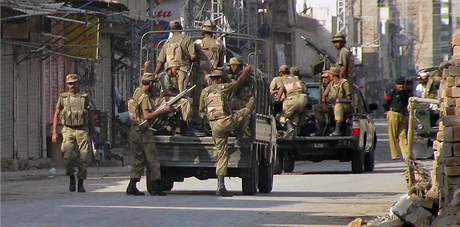 Pákistántí vojáci se pipravují na ofenzívu v Jiním Vazíristánu (17. íjna 2009)
