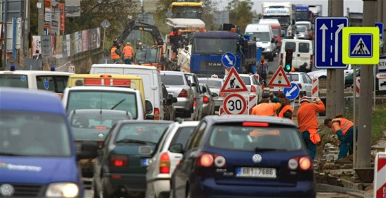 V kolonách na Vídeské ulici v Brn nabírají zpodní také znojemské autobusy. Ilustraní foto