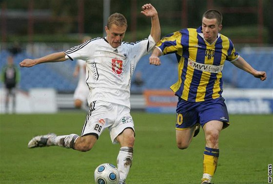 Hradecký Roman Fischer (vlevo) v souboji s Radime Nepoitkem z Opavy. Druholigový duel vyhrál domácí Hradec 2:1.