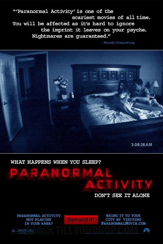 Plakát k filmu Paranormal Activity. I na nm stojí výzva, aby si o film diváci ekli.