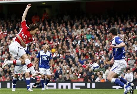 Stílí Tomá Rosický; zábr je z íjnového zápasu Arsenalu s Birminghamem (3:1), v nm se Rosický zranil