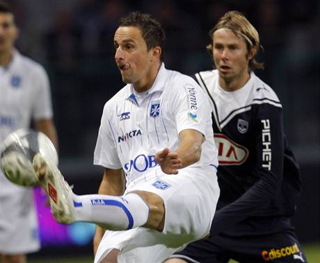 Auxerre si poradilo s Bordeaux. Jak Dudka pracuje s míem, pozoruje hostující Plail.