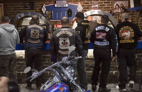 Kdy aktivita motorkskch gang vyvolala v Austrlii protiakci sttu, zakopaly gangy vlenou sekeru a sely se ke spolenmu jednn