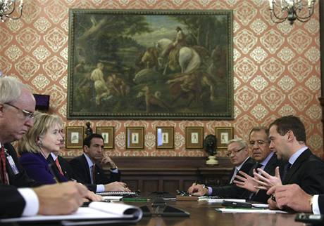 Hillary Clintonov s Dmitrijem Medvedvem a Sergejem Lavrovem (13. jna 2009)