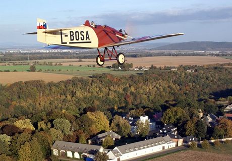 Avia BH 5 prolt nad krajinou v okol Mlad Boleslavi.