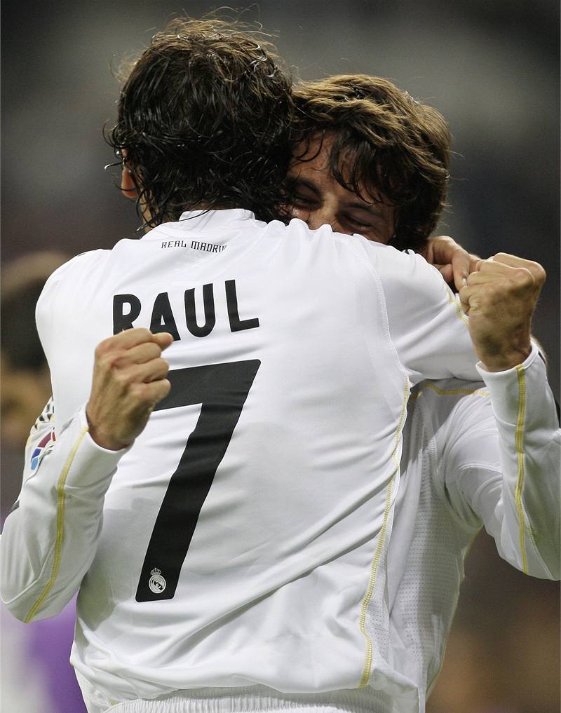 Real Madrid válí dál. Valladolidu nastílel tyi góly. Dva z nich vstelil Raúl.