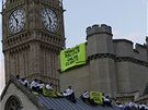 Aktivist Greenpeace na stee britskho parlamentu (12. jna 2009)