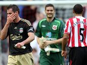 Sunderland - Liverpool: Jamie Carragher (vlevo) a Anton Ferdinand Sunderland - Liverpool: Jamie Carragher (vlevo) a Anton Ferdinand