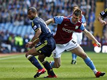 Aston Villa - Chelsea: James Milner (vpravo) a Ashley Cole