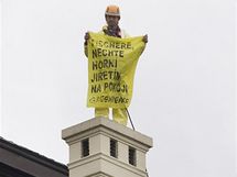 Aktivist organizace Greenpeace protestovali na stee sdla vldy v Praze proti prolomen limitn tby uhl v severnch echch. (12. jna 2009)
