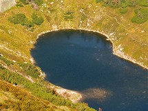 Jezero Wielki Staw nen turistm pstupn. Ale mete si ho velmi dobe prohldnout z hebenov cesty.