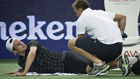 Andy Roddick se nechává oetovat v duelu 2. kola turnaje v anghaji. Amerian nakonec utkání vzdal