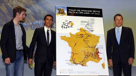 Zleva: Andy Schleck, Alberto Contador a Lance Armstrong ped mapou Tour de France 2010