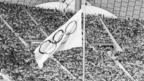 Hry v Mnichov 1972 se zapsaly do historie také atentátem na izraelské sportovce. Po této události byla olympijská vlajka staena na pl erdi.
