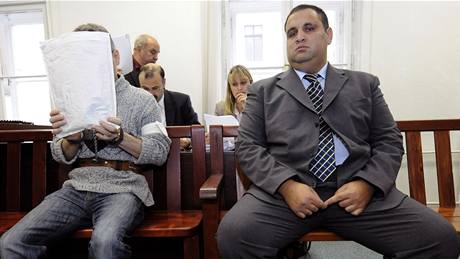 Josef Musil (se zakrytým obliejem) a Eduard Polák u praského soudu (12. íjna 2009)
