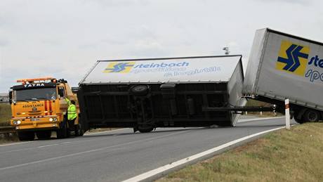 Silný vítr pevrátil na silnici I/52 u Pohoelic ve smru od Brna nákladní automobil s pívsem 