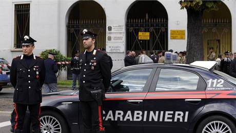 Italská policie steí místo výbuchu ped vojenskými kasárnami v Milán (12. íjna 2009)