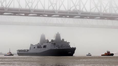 Válená lo USS New York na své první cest po Mississippi smrem do New Yorku (13. íjna 2009)