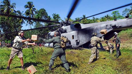 Americká armáda piváí na Sumatru humanitární pomoc (8. íjna 2009)