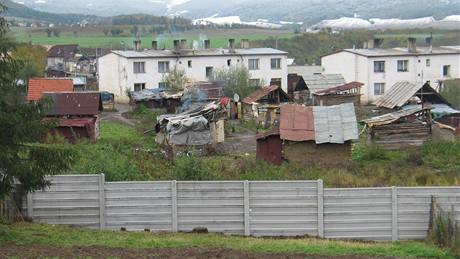 Betonová ze v obci Ostrovany, která dlí romské a neromské obyvatelstvo.