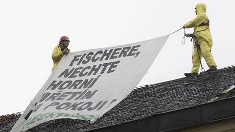 Aktivisté organizace Greenpeace protestovali na stee sídla vlády v Praze proti prolomení  limitn tby uhlí v severních echách. (12. íjna 2009)