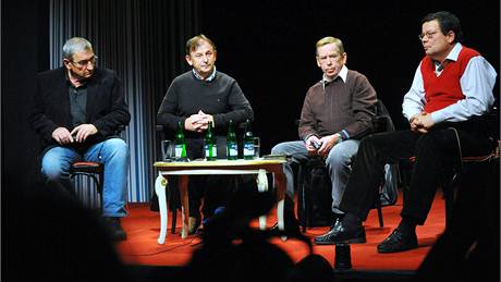 Zleva Jií Kian, Michael antovský, Václav Havel a Alexandr Vondra vystoupili v Divadle Na Zábradlí k 20. výroí politických zmn v eskoslovensku. (15. íjna 2009)