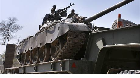 Tank pakistánské armády na cest do centra stet s Talibanem. (19. íjna 2009)
