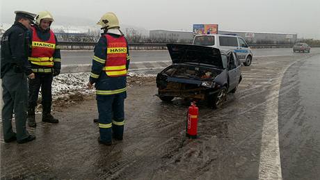 Na Rokycansku u dálnice D5 havaroval kvli rozmarm poasí osobní automobil. idi vyjel z dálnice, vz se pekulil. Nehoda je natstí bez zranní