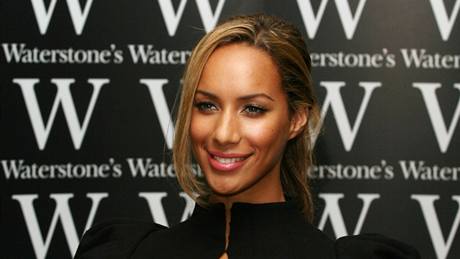 Leona Lewis pi autogramiád v knihkupectví Waterstone