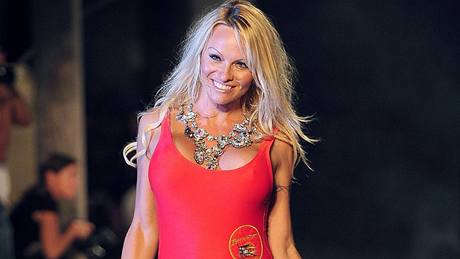 Pamela Andersonová si po letech oblékla plavky z Pobení hlídky