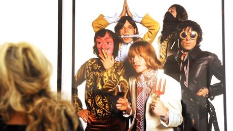 z londýnské výstavy Od Beatles k Bowiemu (Rolling Stones)